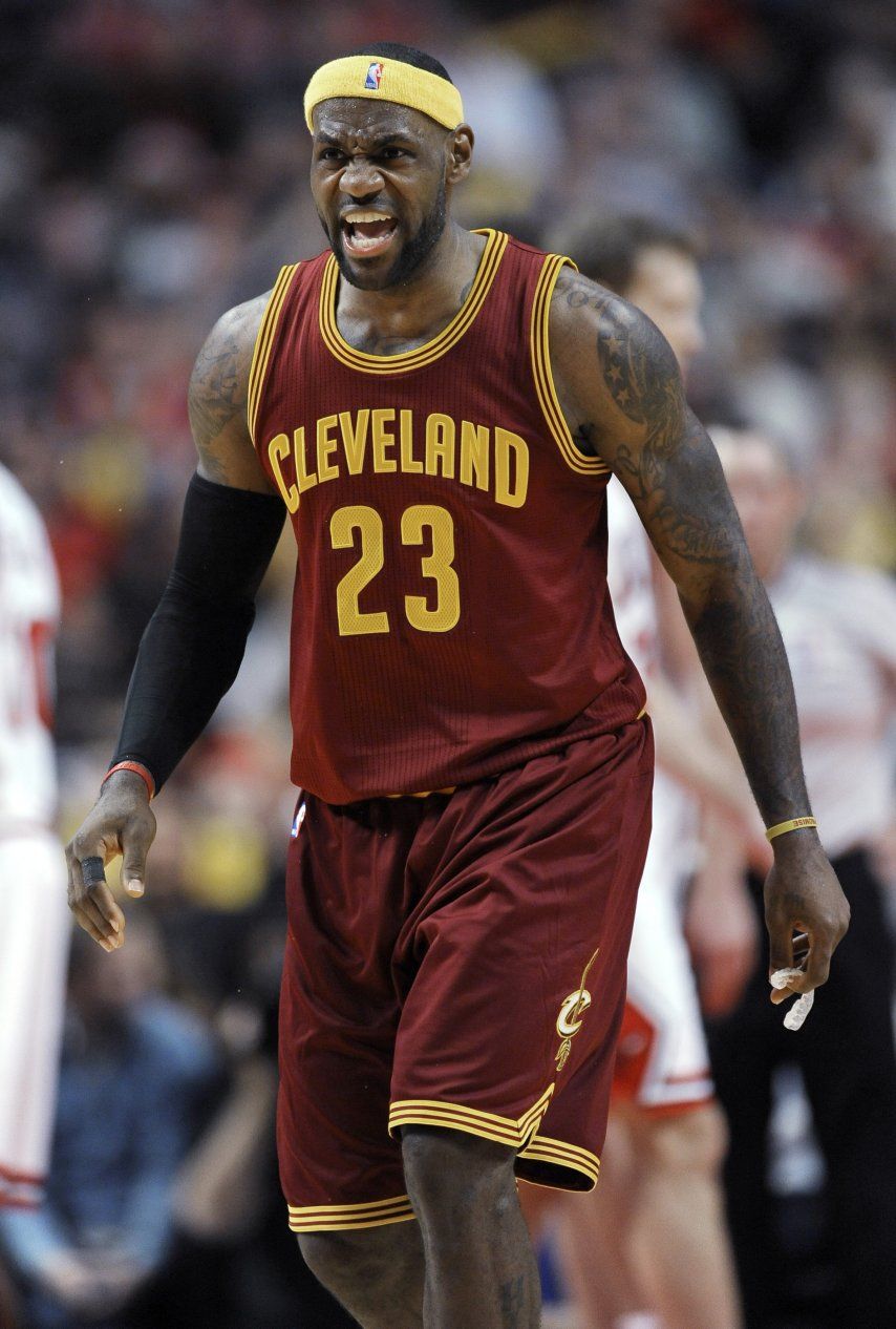 James levanta su nivel en triunfo de Cleveland