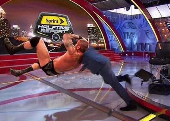 Shaquille ONeal se tropieza en TV, premiará el mejor meme