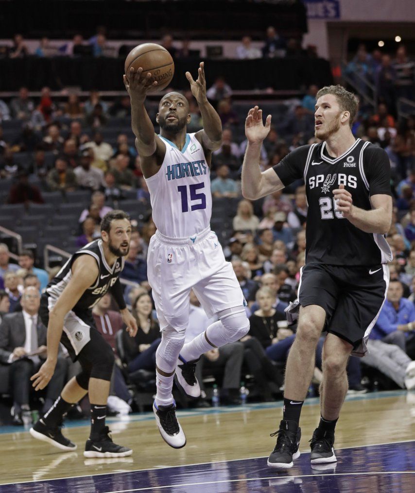 Walker impulsa a Hornets en triunfo 125-116 sobre Spurs