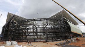 Obreros de estadio de Curitiba en huelga