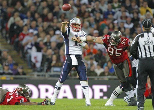 NFL: Patriots 35, Buccaneers 7; Brady luce en Wembley