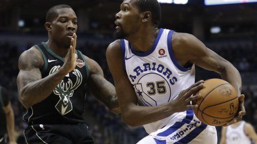 Durant luce en triunfo de Warriors en casa de Bucks