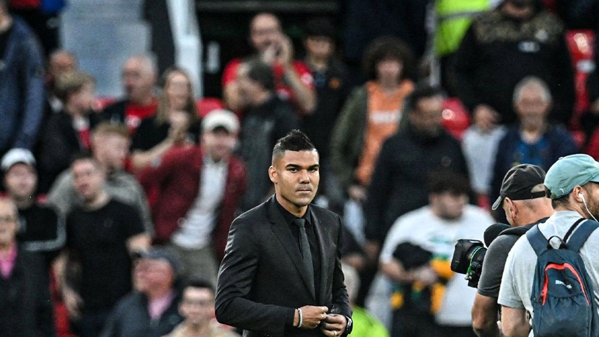 Roberto Carlos sends message to Casemiro after performance in Manchester United win over Aston Villa