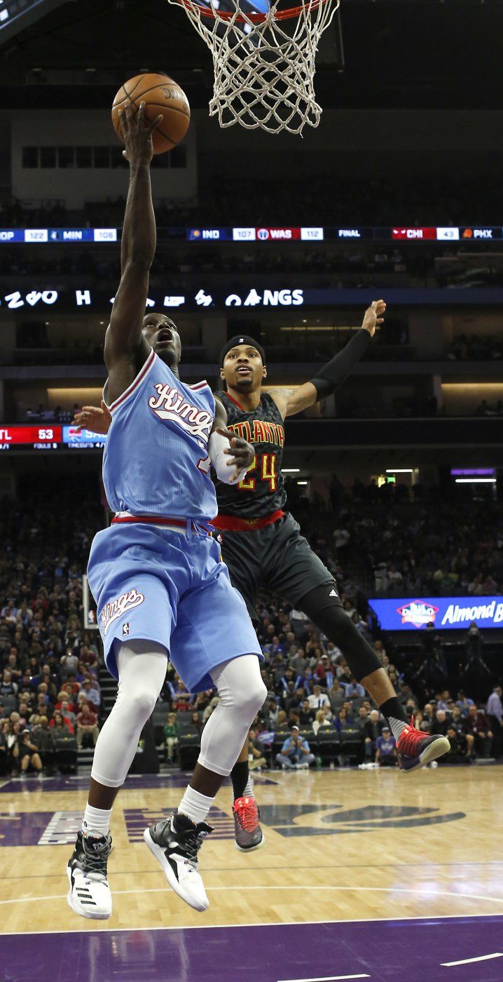 Kings remontan 22 puntos para ganar a los Hawks 108-107