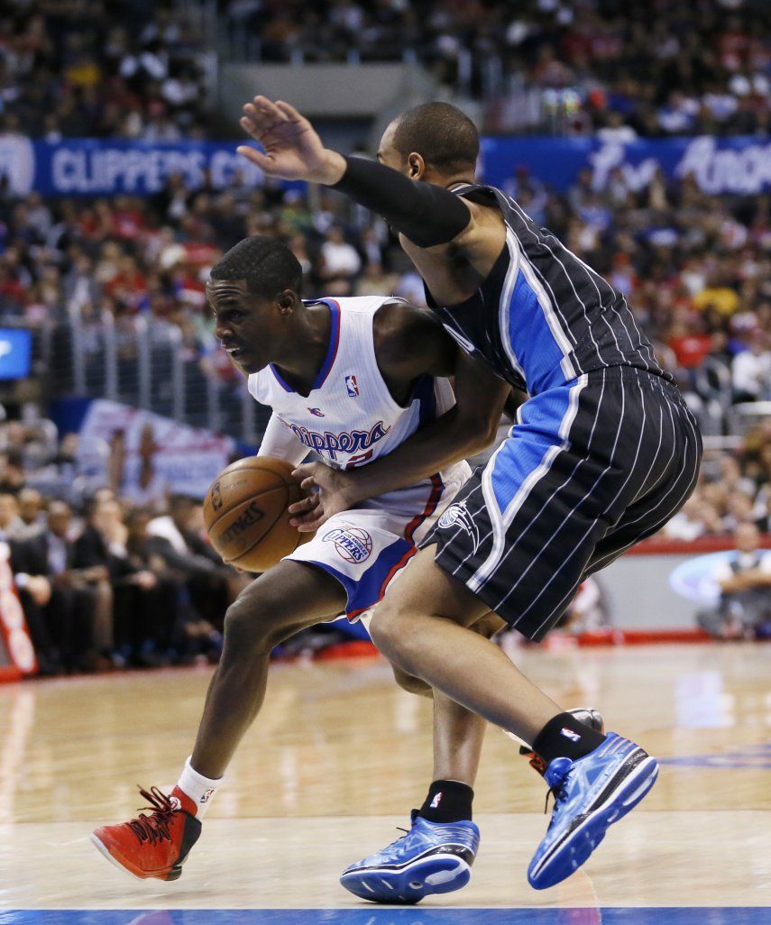 Clippers arrollan a Magic