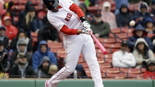 Con jonrones de Martínez y remolcadas de Chavis, Boston gana
