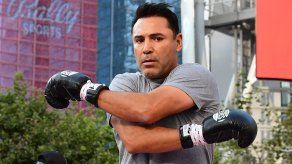Óscar de la Hoya está hospitalizado por COVID y no podrá pelear el 11 de septiembre