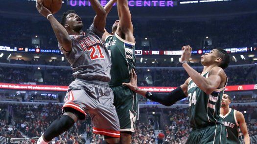 Butler anota 32 y Bulls doblegan a Bucks