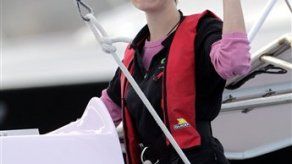 Australiana de 16 años completa vuelta al mundo sola en velero