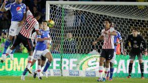 Defensa Román Torres con leve lesión en la rodilla derecha