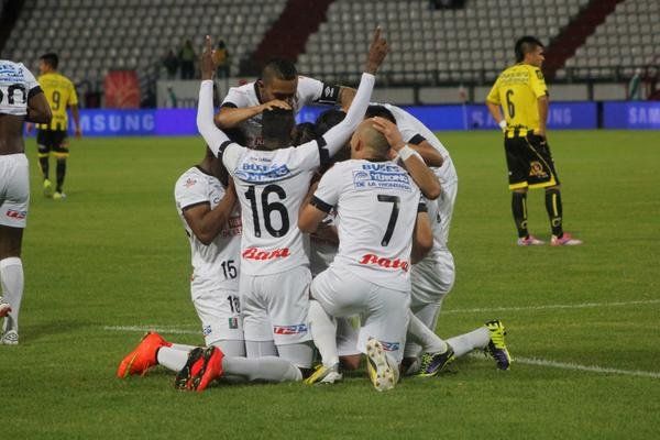 Caldas golea 3-0 y es líder en Colombia