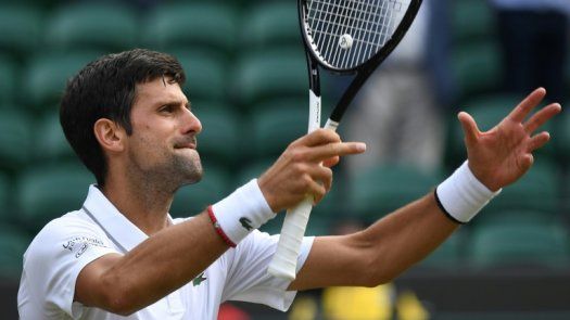 Djokovic sufre pero avanza en un Wimbledon enardecido por Gauff y Pella