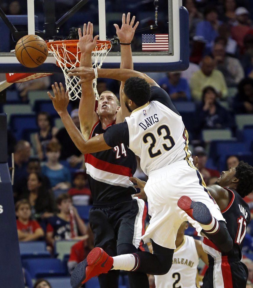 Davis y Holiday lucen en triunfo de Pelicans