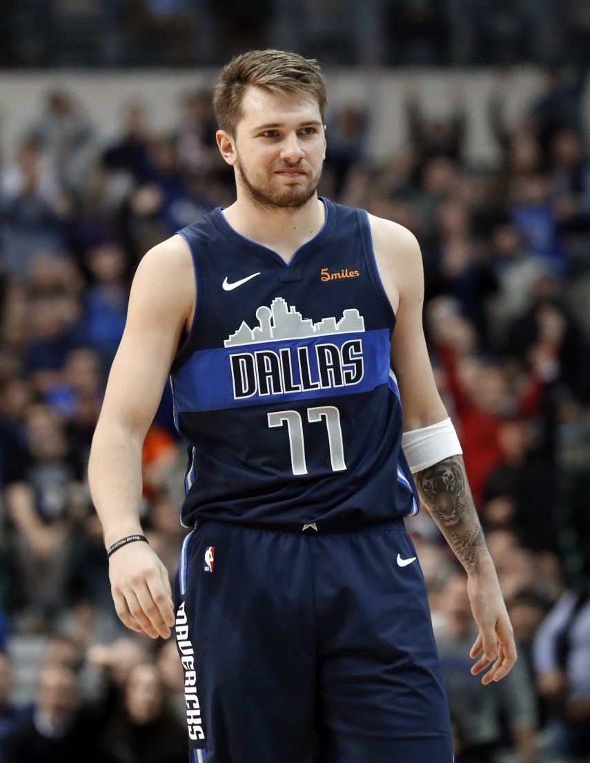 Antes de cumplir 20 años, Doncic da triunfo a Mavs