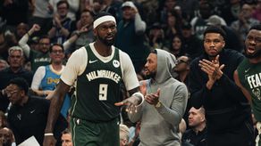 NBA: Bucks extienden la serie a pesar de las bajas de Lillard y Antetokounmpo
