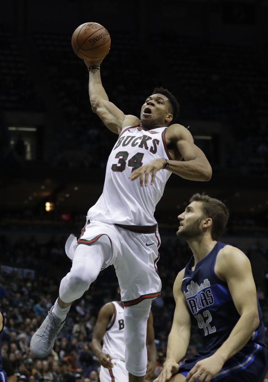 Bucks remontan ante unos aguerridos Mavericks