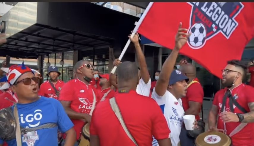 Fanáticos de la selección de Panamá empiezan la fiesta en el Hotel