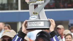 Denny Hamlin gana prueba de NASCAR en Michigan