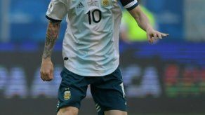 Uruguay y Chile se sacan chispas y Messi celebra aliviado su cumpleaños