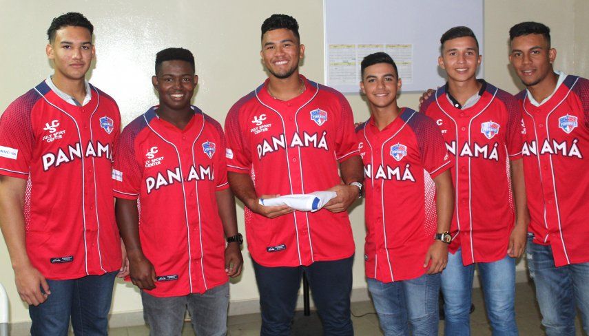 Selección U18 recibe Pabellón Nacional para el Premundial