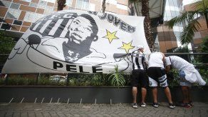 Fanáticos se congregan por rezar por Pelé&nbsp;