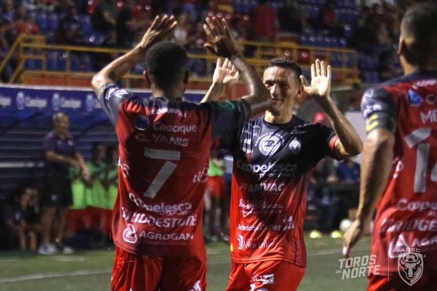 AD San Carlos de César Yanis y Anderson avanza a cuartos