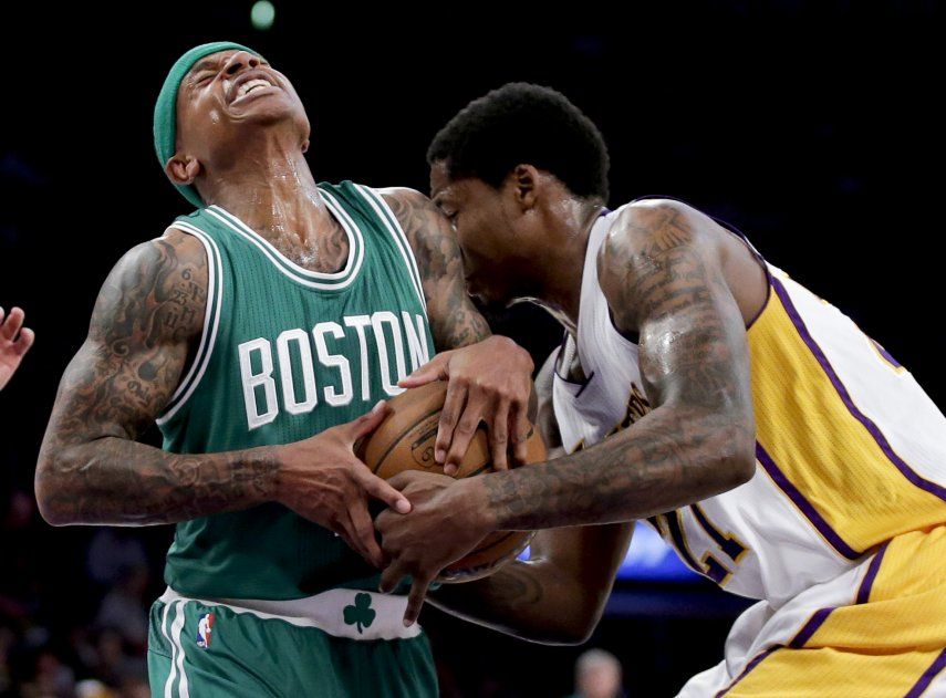 Lakers dejan atrás mala racha, ganan a Celtics en prorroga