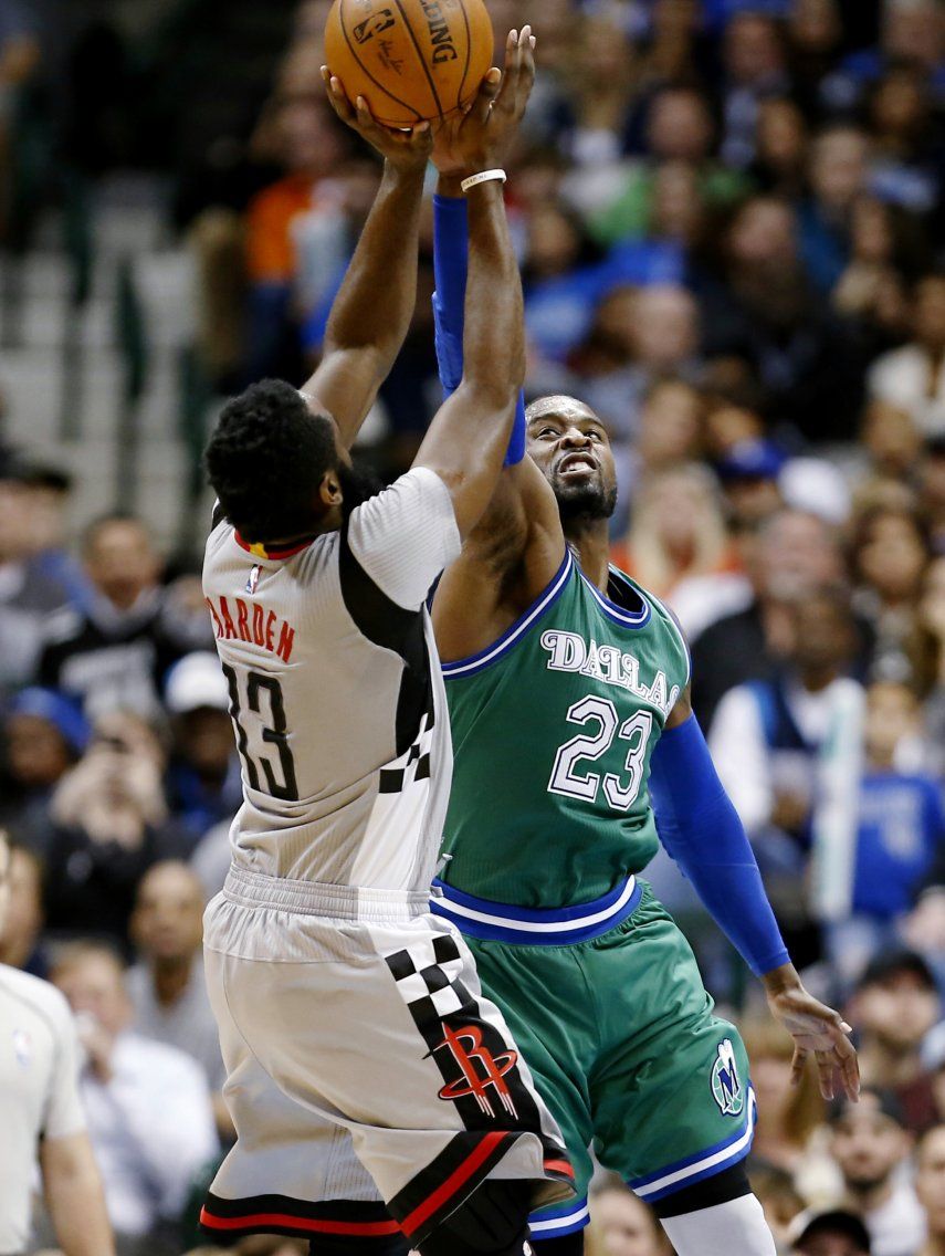 Harden aporta 25 y Rockets se imponen a Mavs