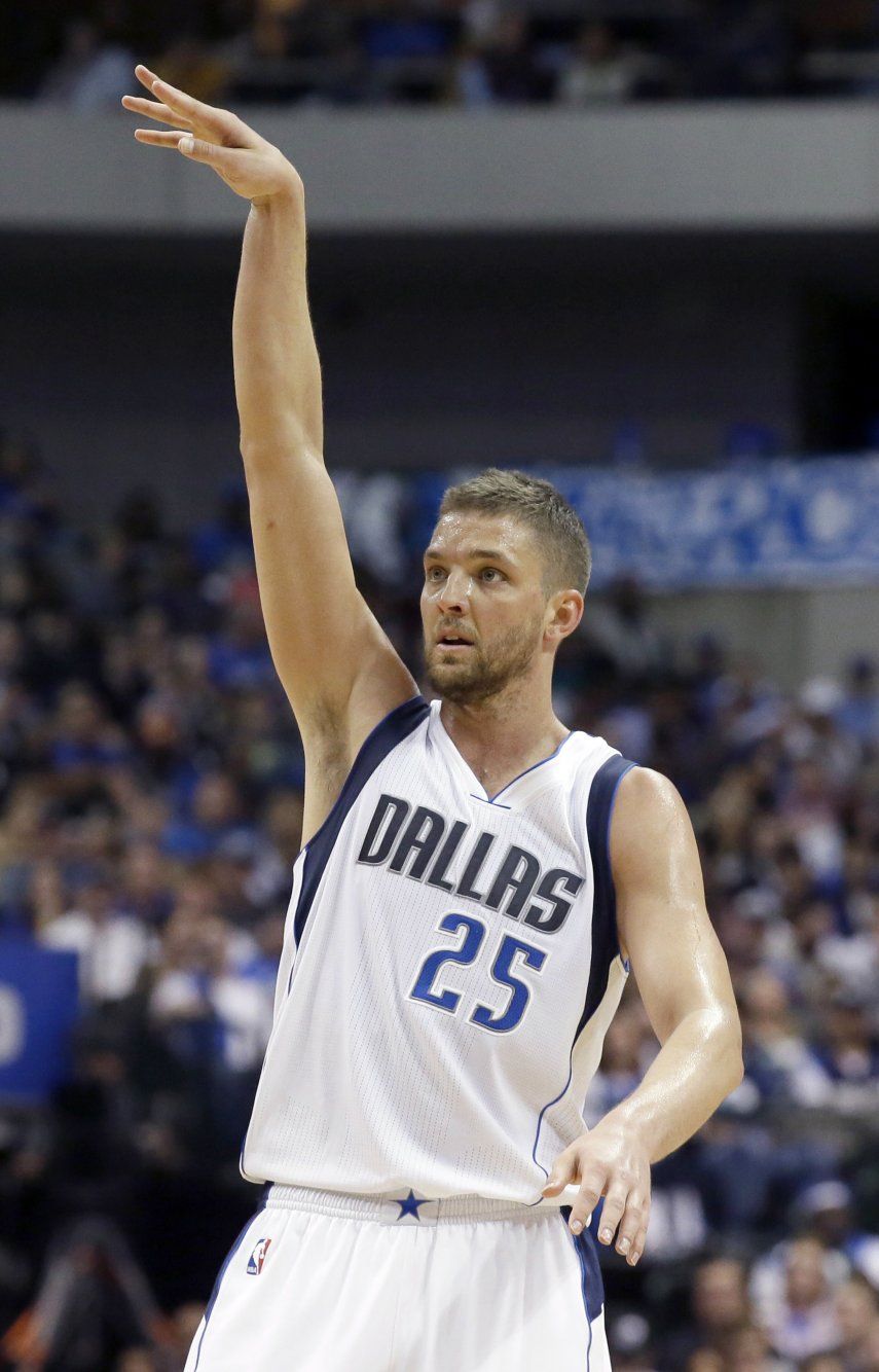 Parsons anota 29 y Mavs derrotan a Wolves