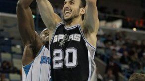 Ginóbili guí­a a Spurs para superar a Hornets por 109-95