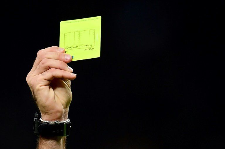 Un árbitro es suspendido en Inglaterra tras improvisar un  piedra, papel o tijera