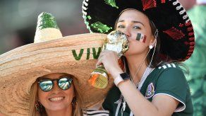 Aficionados mexicanos dejan sombreros de mariachi en Moscú