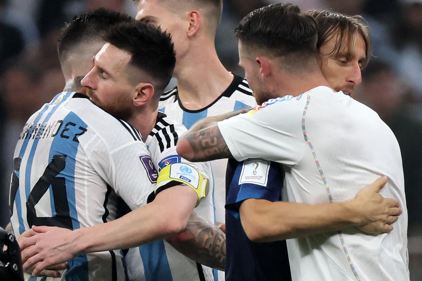 Qatar 2022: Jugadores de Argentina consuelan a Luka Modric. Foto AFP
