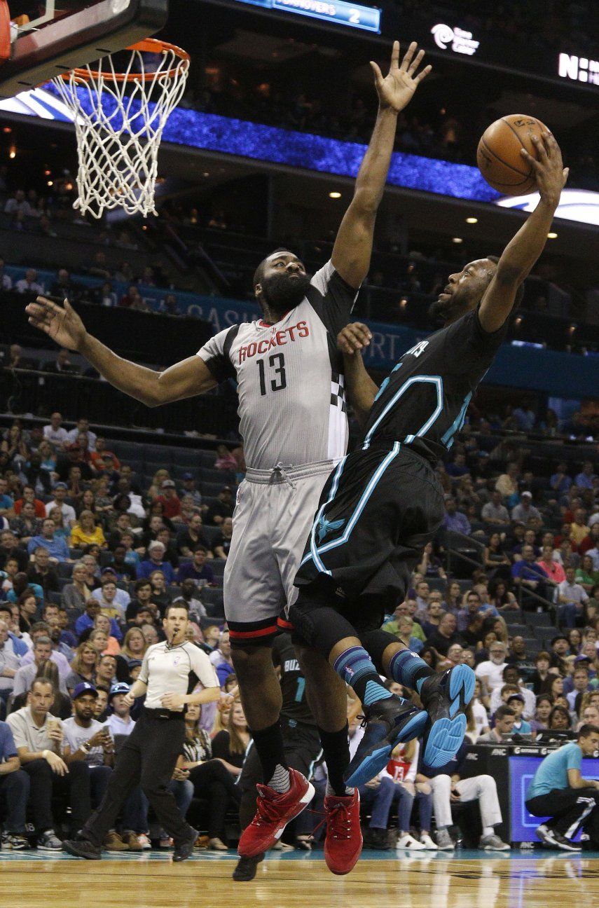 Walker guía a Hornets en triunfo sobre Rockets