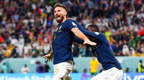 Olivier Giroud anotó doblete en el triunfo de Francia sobre Australia.
