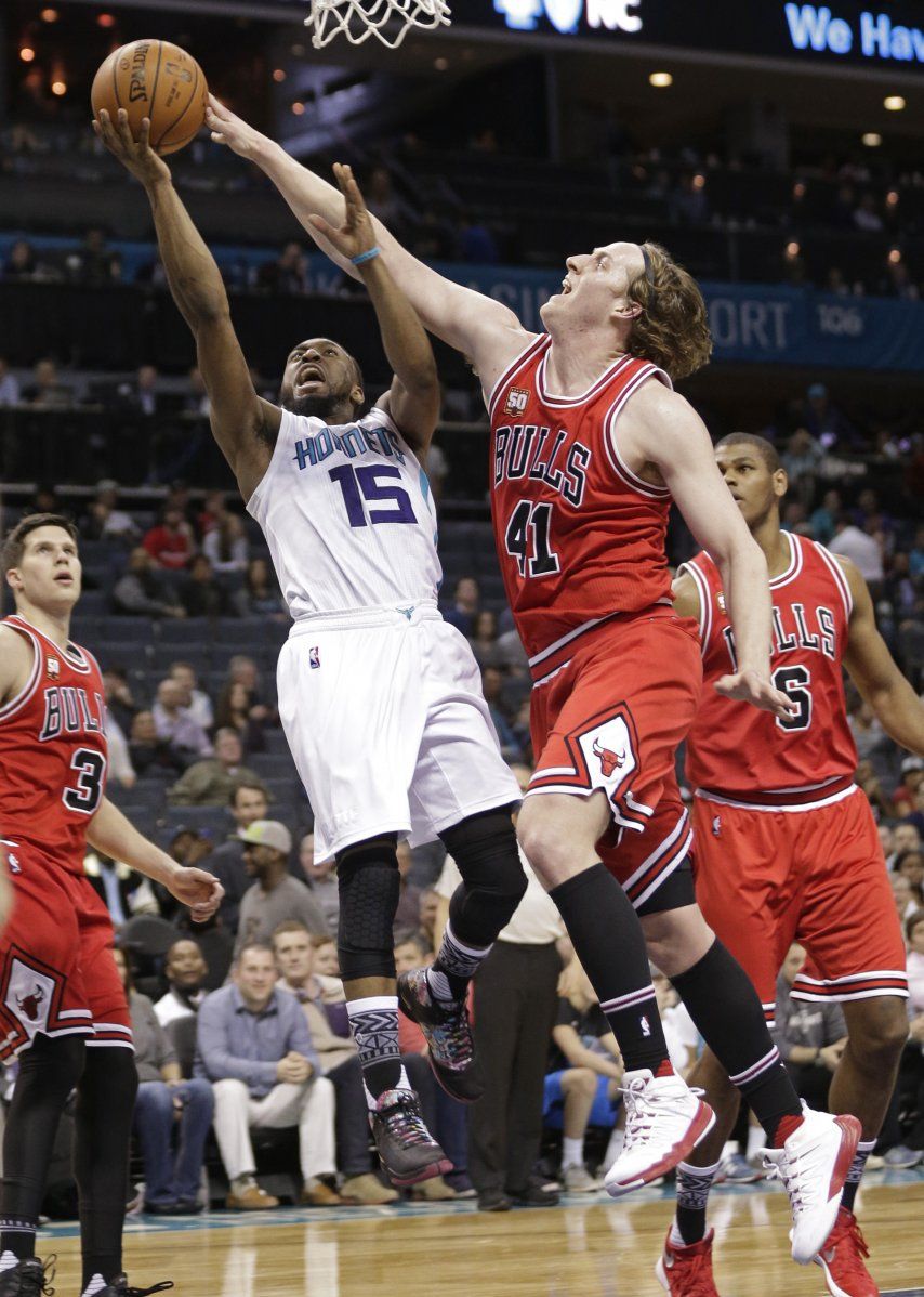 Walker anota 30, Hornets despachan a unos mermados Bulls