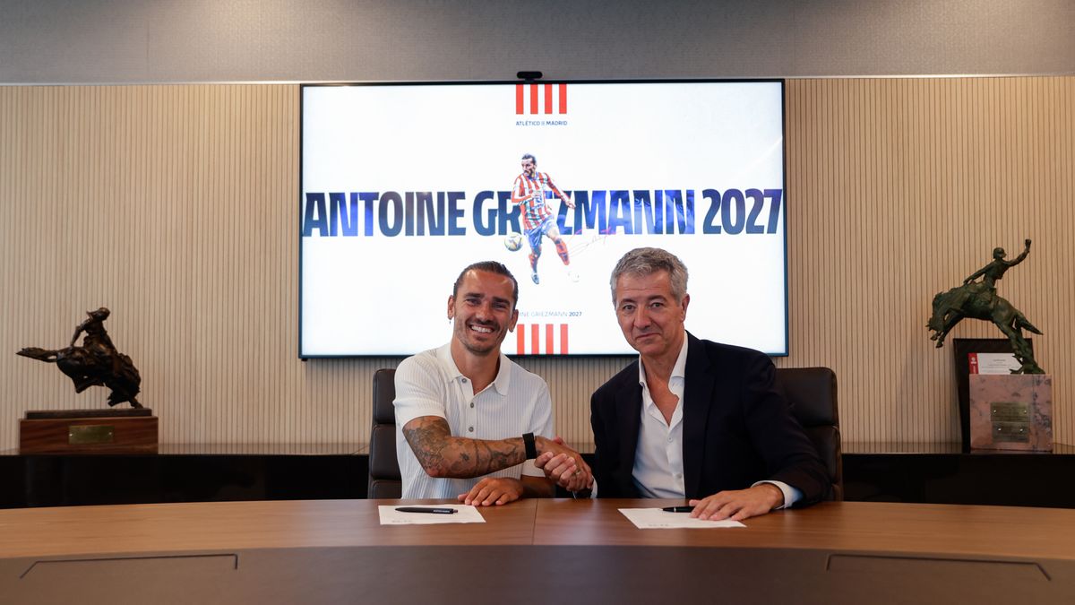Antoine Griezmann en su firma de contrato con el Atleti
