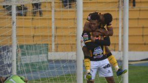 Rolando Blackburn anota su gol 19 en Bolivia