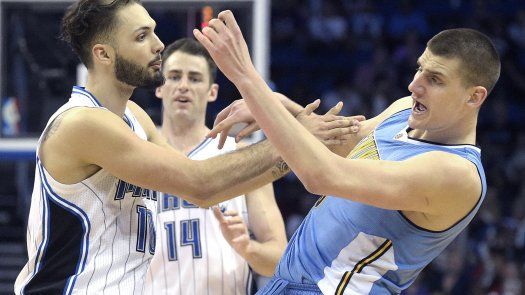 Fournier y Smith lideran victoria de Orlando ante Nuggets
