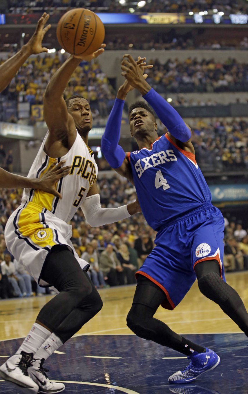 Hibbert ayuda a Pacers a vencer 103-91 a 76ers
