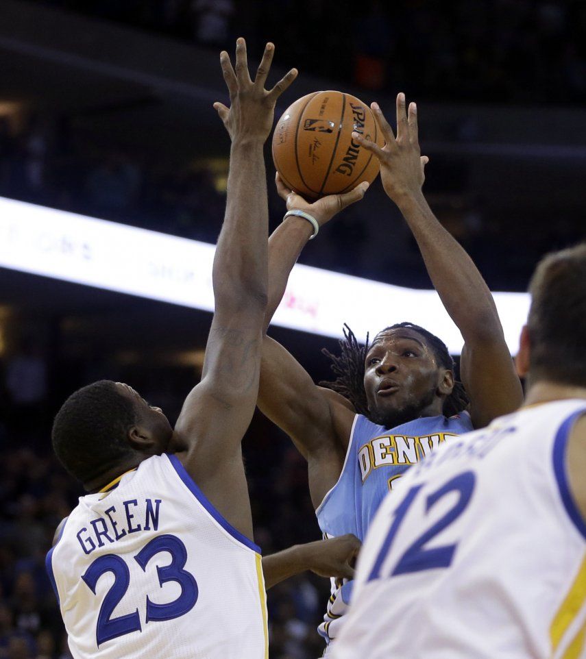 Con tiro de Faried Nuggets gana a Warriors