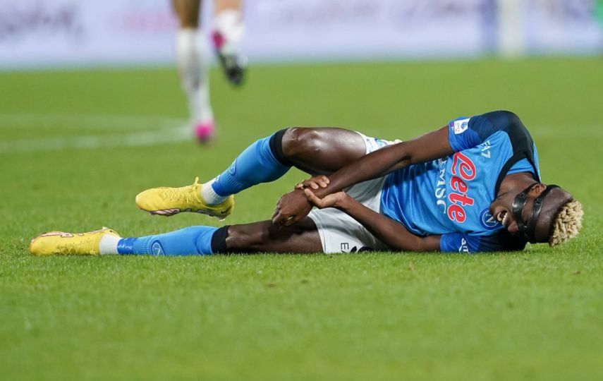 Victor Osimhen podría estar un mes de baja