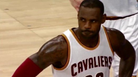 James llega a 25.000 puntos y Cavs vencen a 76ers