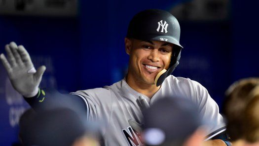 Stanton pega 2 jonrones en debut con Yanquis, que se imponen