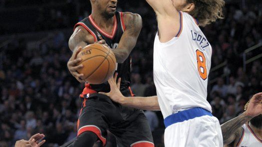 Con triple doble de Lowry, Raptors aplastan a Knicks