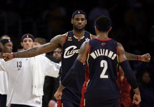 NBA: Cavaliers 102, Lakers 87; aficionados arrojan objetos