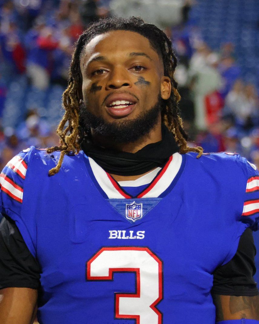 Damar Hamlin está grave pero con mejoras notables