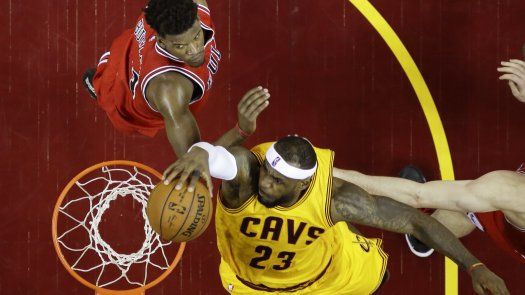 LeBron aporta 33 puntos y Cavaliers empatan serie ante Bulls