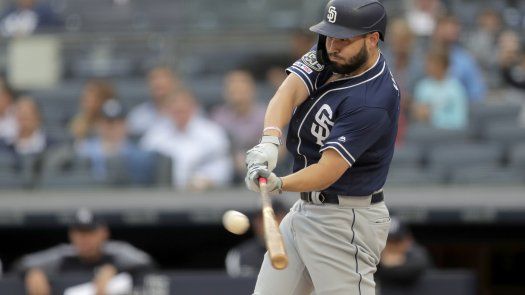 Hosmer batea jonrón; Padres resisten y vencen 5-4 a Yanquis