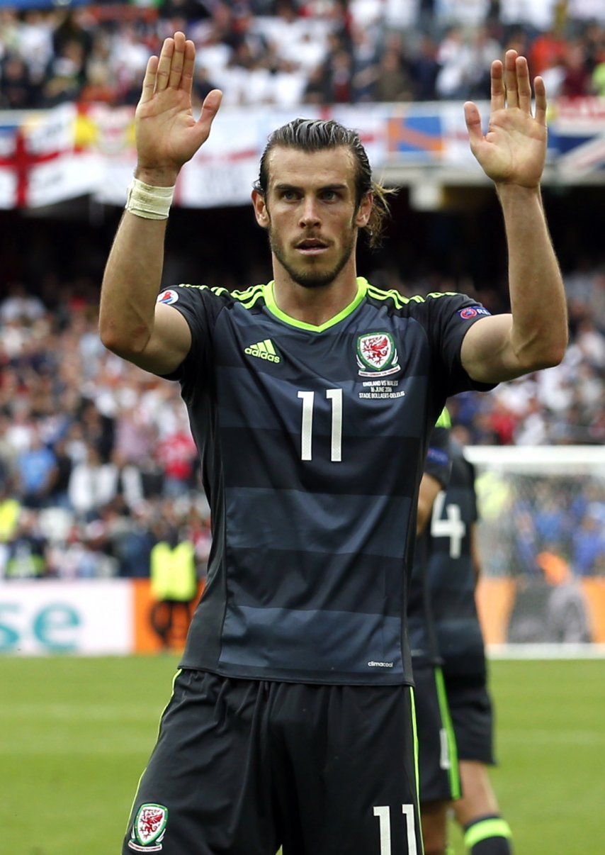 Gales se persigna a los goles de Bale ante Rusia